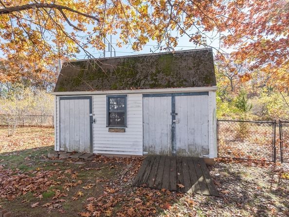 4 Locust Hill Ln, Whitman MA 02382