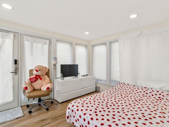 27 Hamilton Pl, Needham MA 02494