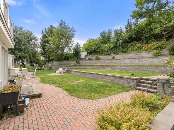 27 Hamilton Pl, Needham MA 02494