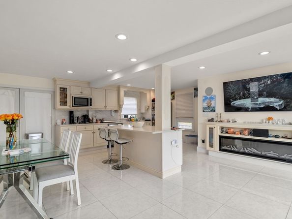 27 Hamilton Pl, Needham MA 02494