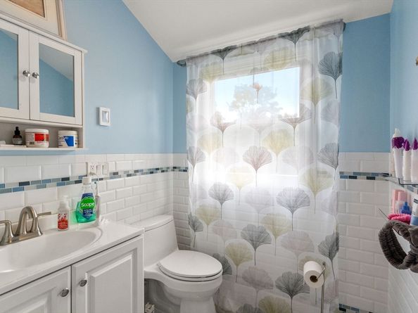 27 Hamilton Pl, Needham MA 02494