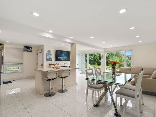 27 Hamilton Pl, Needham MA 02494