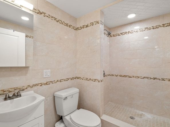 27 Hamilton Pl, Needham MA 02494