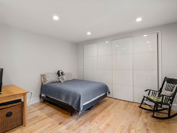 27 Hamilton Pl, Needham MA 02494