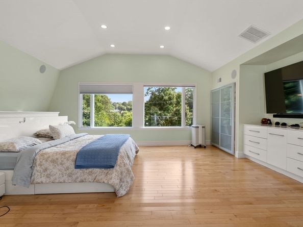 27 Hamilton Pl, Needham MA 02494