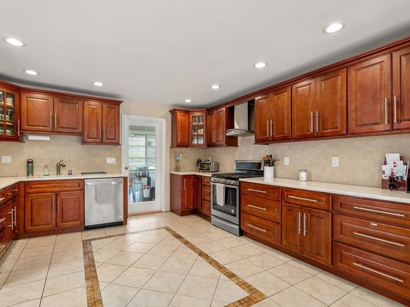 27 Hamilton Pl, Needham MA 02494