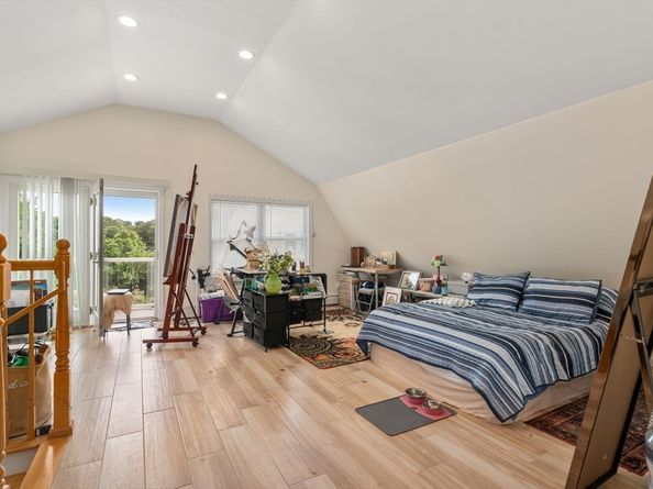 27 Hamilton Pl, Needham MA 02494