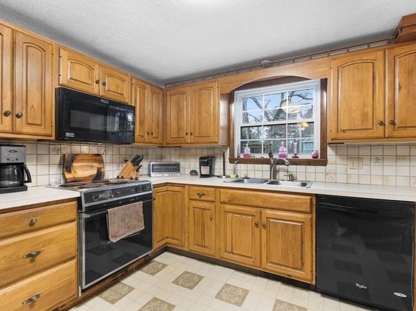 95 Bellflower Rd, Billerica MA 01821