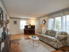 42 Lantern Ln, Burlington MA 01803