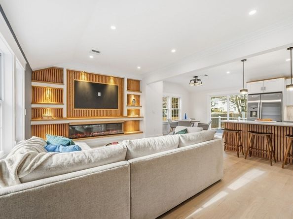 99 Grove St, Reading MA 01867