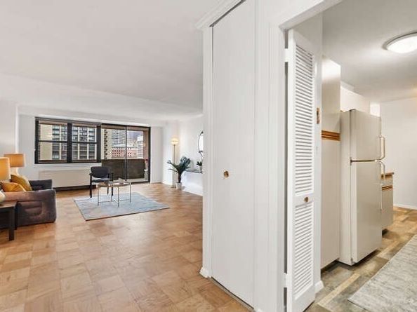 2 Hawthorne Pl 11M, Boston MA 02114