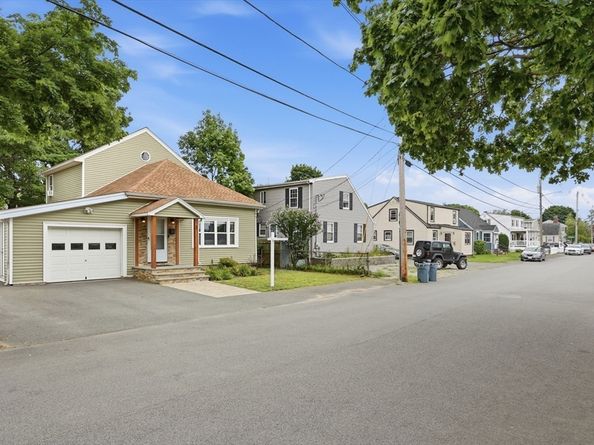 2 Cashman Rd, Peabody MA 01960