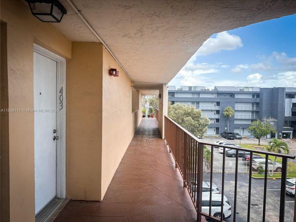 8840 Fontainebleau Blvd 402, Miami FL 33172