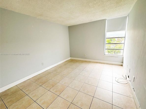 8840 Fontainebleau Blvd 402, Miami FL 33172