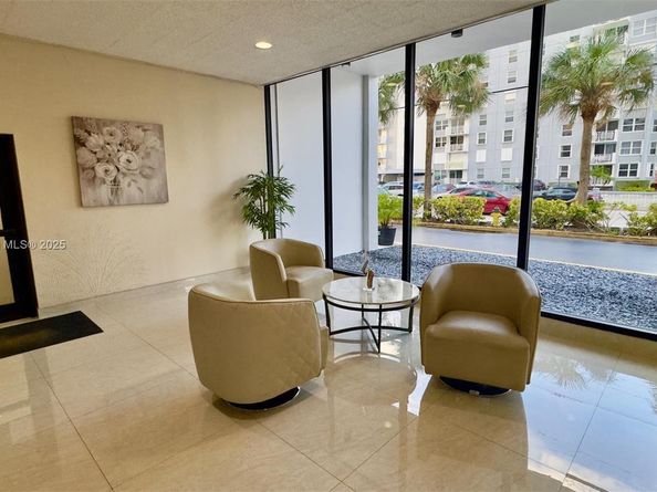 427 Golden Isles Dr 8A, Hallandale Beach FL 33009