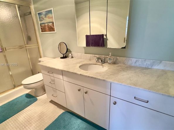 427 Golden Isles Dr 8A, Hallandale Beach FL 33009