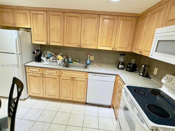 427 Golden Isles Dr 8A, Hallandale Beach FL 33009