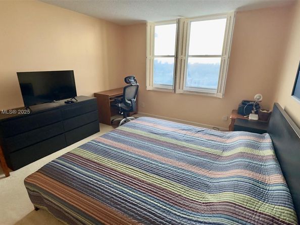 427 Golden Isles Dr 8A, Hallandale Beach FL 33009