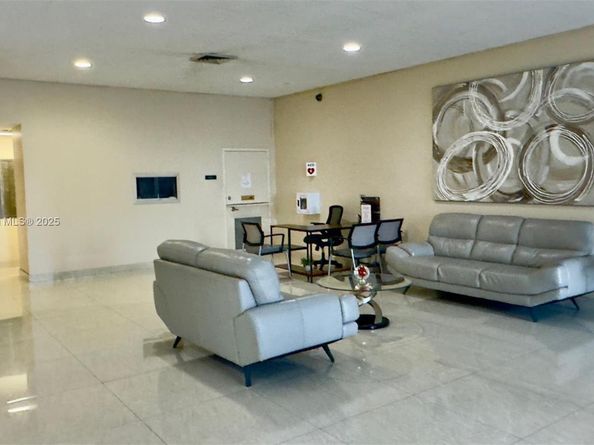 427 Golden Isles Dr 8A, Hallandale Beach FL 33009