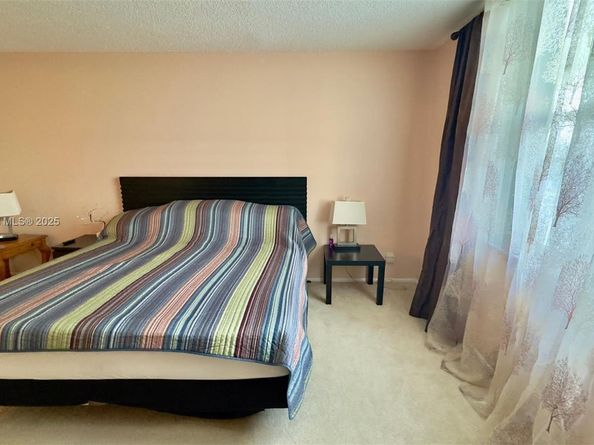 427 Golden Isles Dr 8A, Hallandale Beach FL 33009