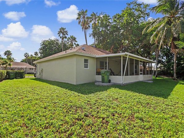 572 SE 18th Dr, Homestead FL 33033