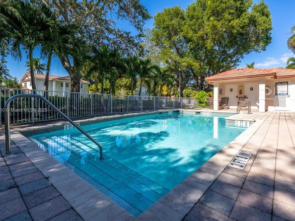 8945 NW 38th Dr 17, Coral Springs FL 33065