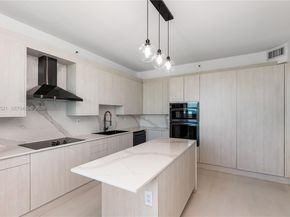 300 S Pointe Dr 907, Miami Beach FL 33139