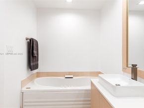 300 S Pointe Dr 907, Miami Beach FL 33139