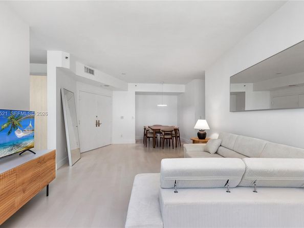 300 S Pointe Dr 907, Miami Beach FL 33139