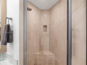 300 S Pointe Dr 907, Miami Beach FL 33139