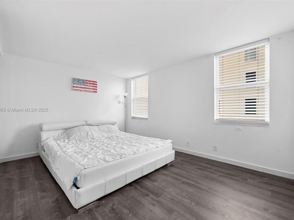437 Golden Isles Dr 5J, Hallandale Beach FL 33009