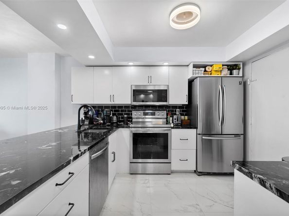 437 Golden Isles Dr 5J, Hallandale Beach FL 33009