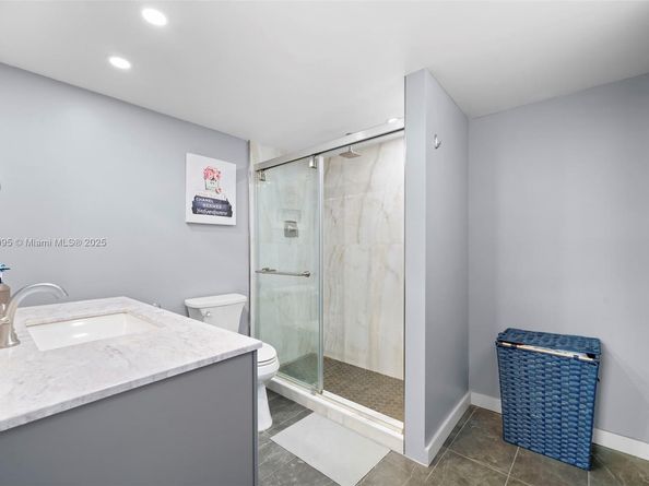437 Golden Isles Dr 5J, Hallandale Beach FL 33009