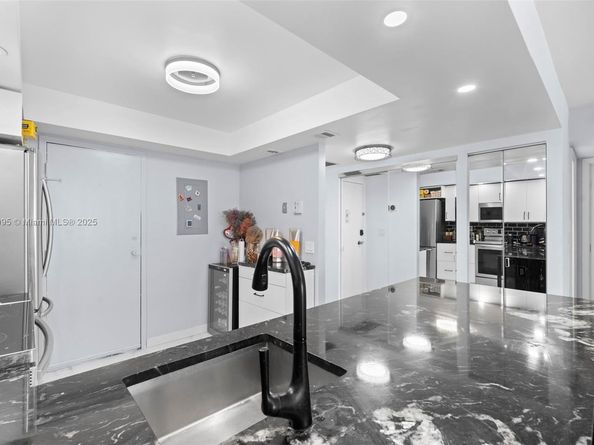 437 Golden Isles Dr 5J, Hallandale Beach FL 33009