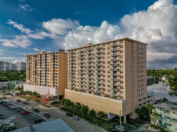 437 Golden Isles Dr 5J, Hallandale Beach FL 33009