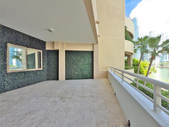 848 Brickell Key Dr 306, Miami FL 33131