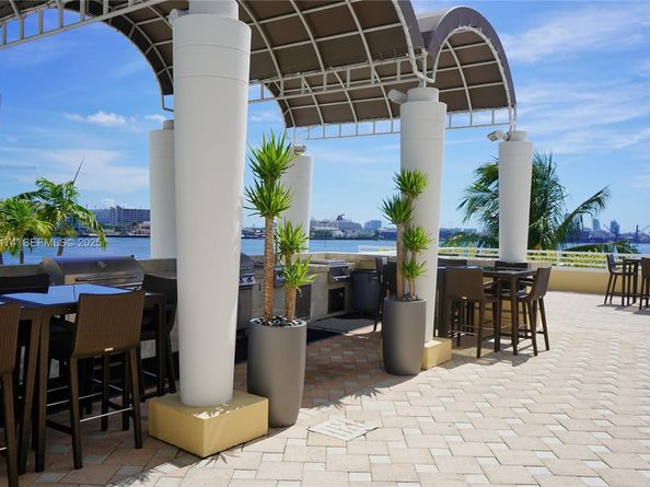 848 Brickell Key Dr 306, Miami FL 33131