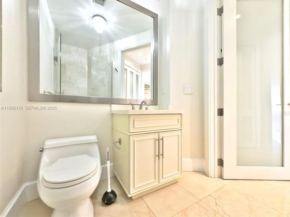 848 Brickell Key Dr 306, Miami FL 33131