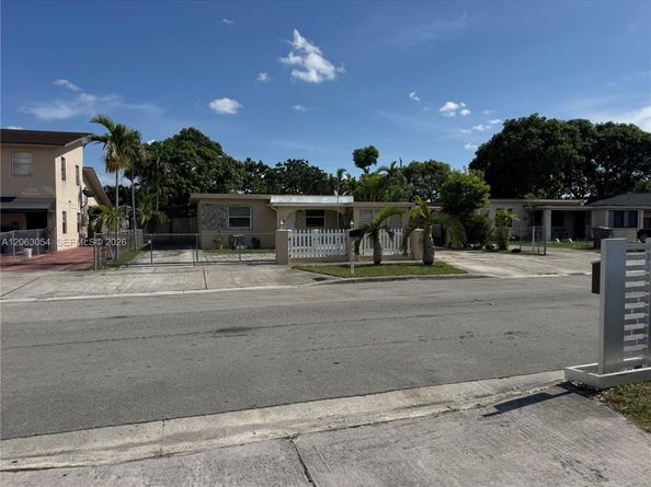 562 E 44th St, Hialeah FL 33013