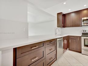658 NE 195th St, Miami FL 33179