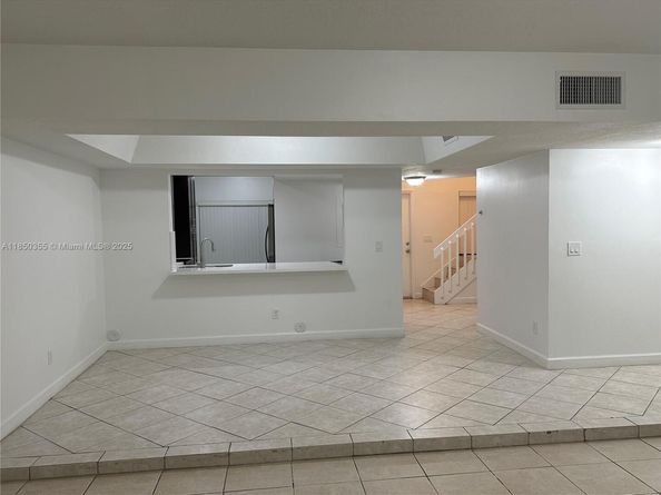 658 NE 195th St, Miami FL 33179