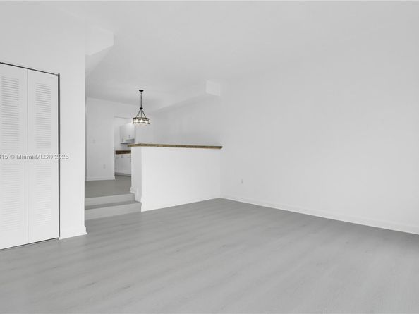 10900 SW 104th St 121, Miami FL 33176