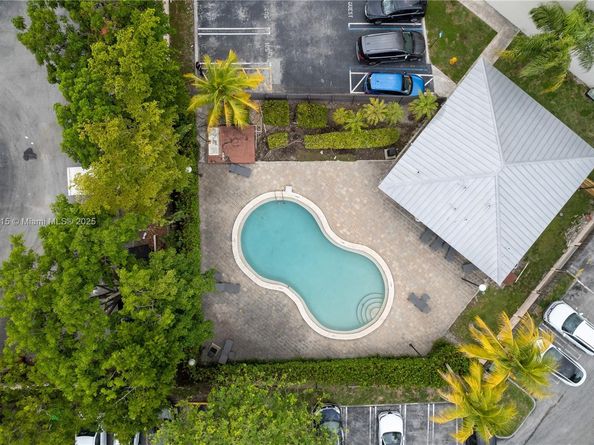 10900 SW 104th St 121, Miami FL 33176