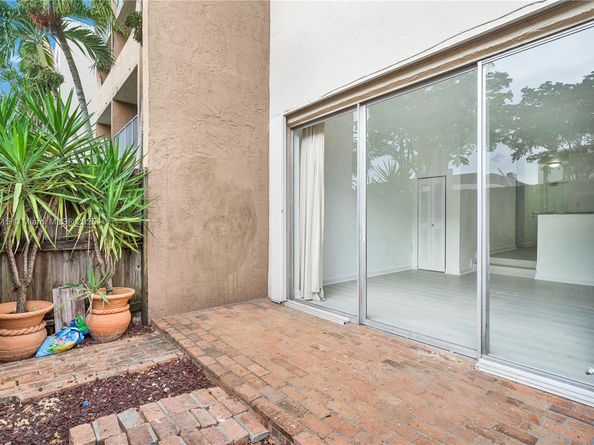 10900 SW 104th St 121, Miami FL 33176