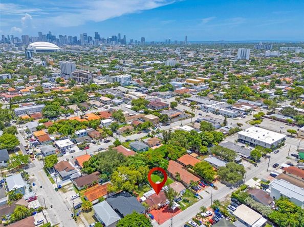 811 NW 24th ct, Miami FL 33125