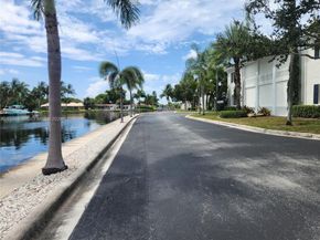 160 Cypress Club Dr 608, Pompano Beach FL 33060