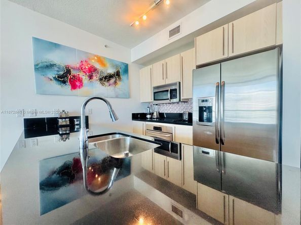 79 SW 12th St 3211S, Miami FL 33130