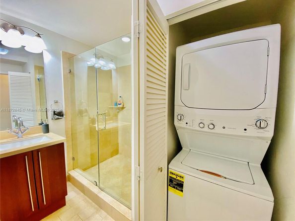 79 SW 12th St 3211S, Miami FL 33130
