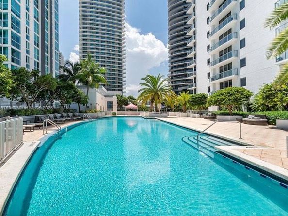 1060 Brickell Ave 1701, Miami FL 33131