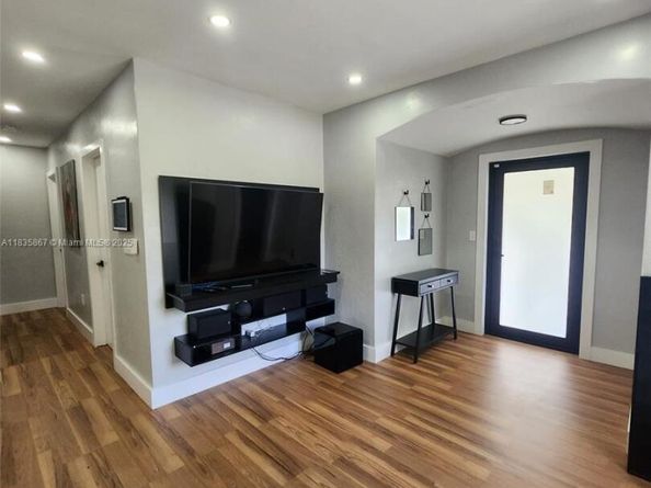 817 NW 17th St, Fort Lauderdale FL 33311